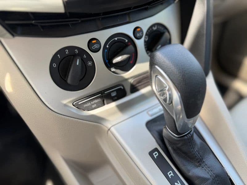 2012 Ford Focus SE Hatchback 4D — photo 18 of 25