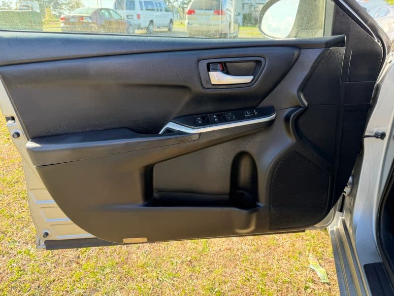2016 Toyota Camry Hybrid SE Sedan 4D — photo 11 of 24
