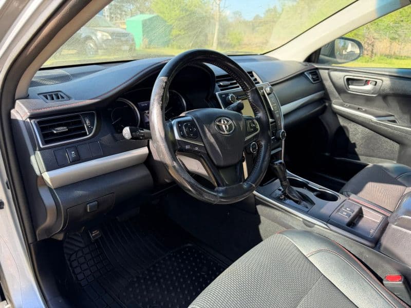 2016 Toyota Camry Hybrid SE Sedan 4D — photo 12 of 24