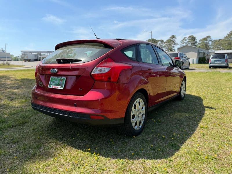 2012 Ford Focus SE Hatchback 4D — photo 6 of 25