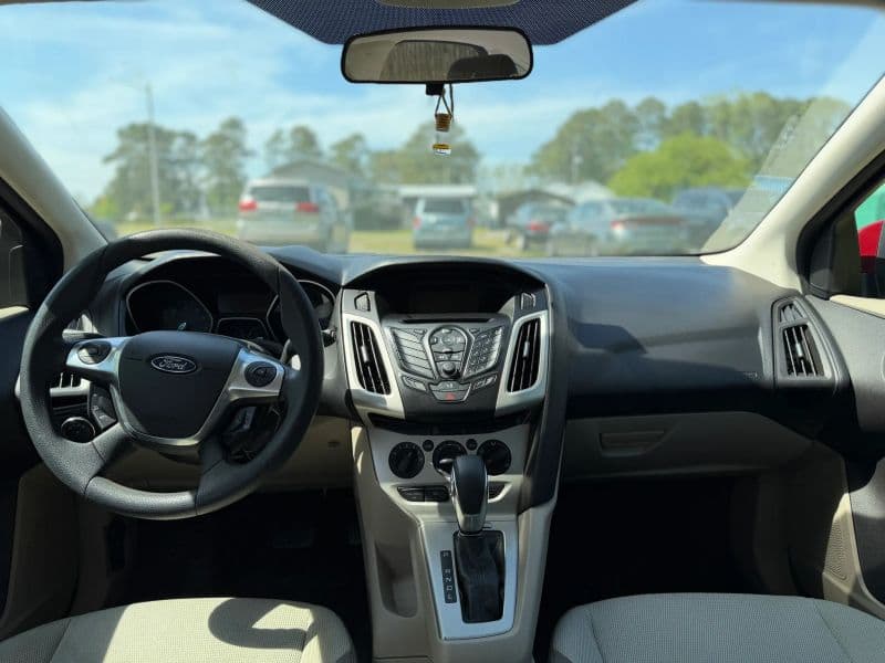 2012 Ford Focus SE Hatchback 4D — photo 16 of 25