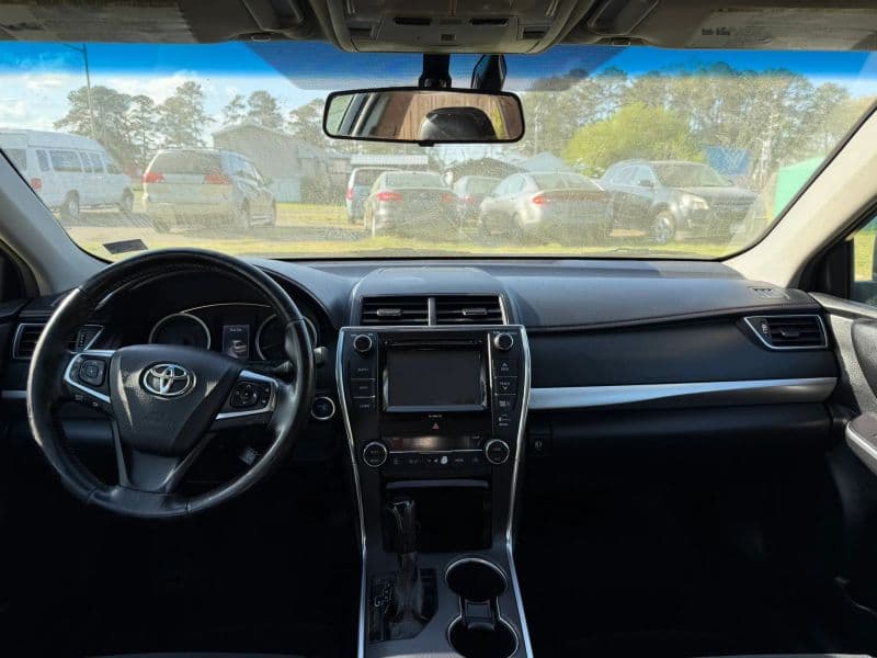 2016 Toyota Camry Hybrid SE Sedan 4D — photo 16 of 24