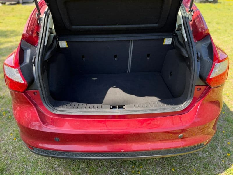 2012 Ford Focus SE Hatchback 4D — photo 9 of 25