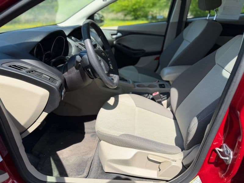 2012 Ford Focus SE Hatchback 4D — photo 12 of 25