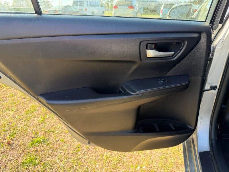 2016 Toyota Camry Hybrid SE Sedan 4D — photo 14 of 24