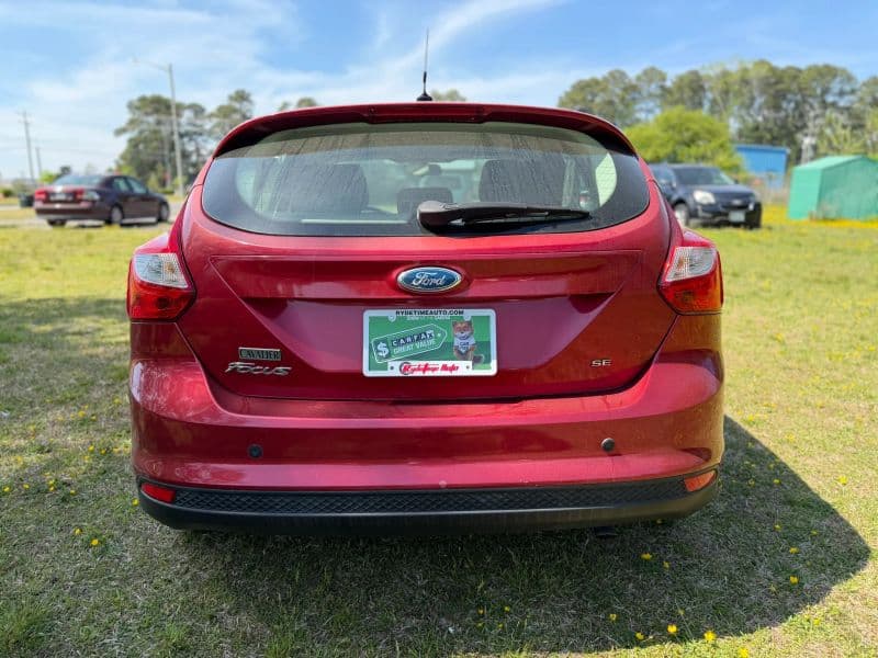 2012 Ford Focus SE Hatchback 4D — photo 7 of 25