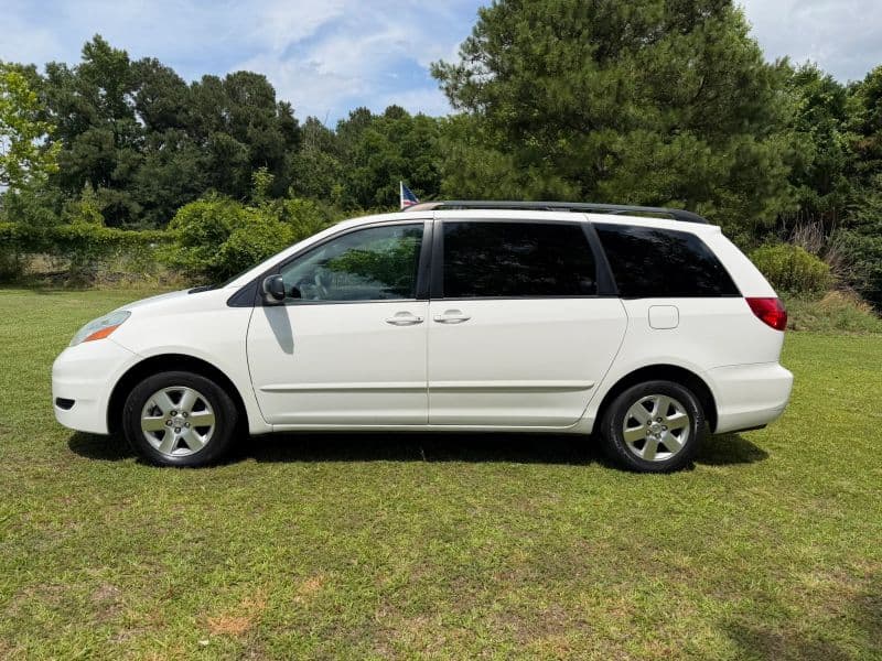 2006 Toyota Sienna LE Minivan 4D