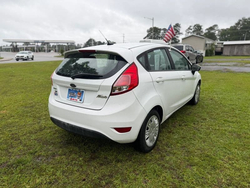 2017 Ford Fiesta SE Hatchback 4D — photo 6 of 24
