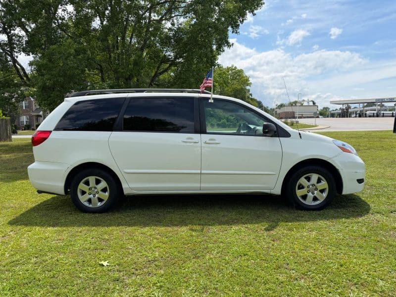 2006 Toyota Sienna LE Minivan 4D — photo 5 of 25