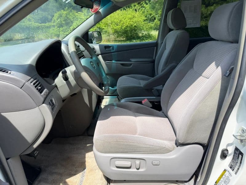 2006 Toyota Sienna LE Minivan 4D — photo 13 of 25
