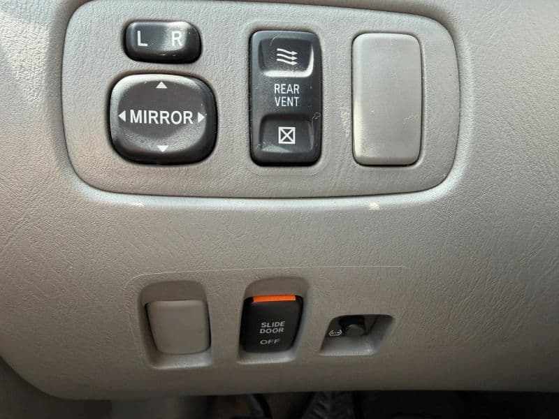 2006 Toyota Sienna LE Minivan 4D — photo 18 of 25