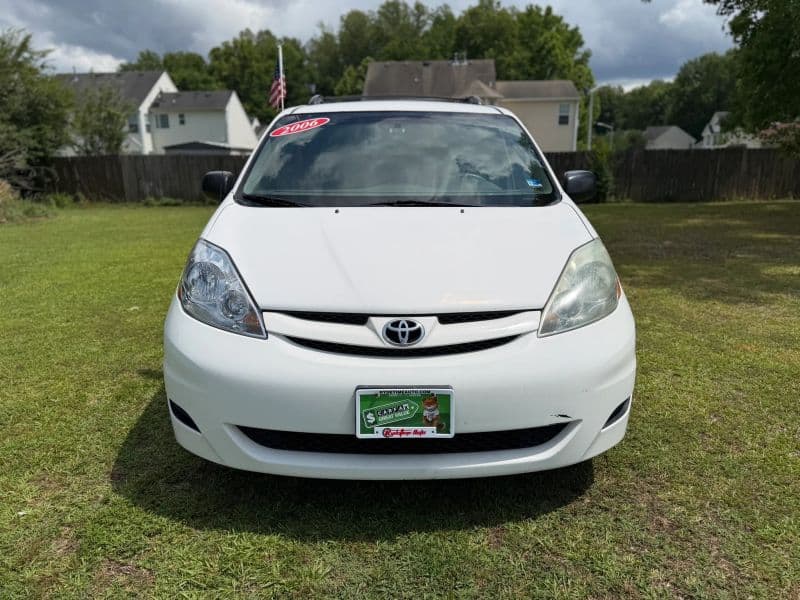 2006 Toyota Sienna LE Minivan 4D — photo 3 of 25