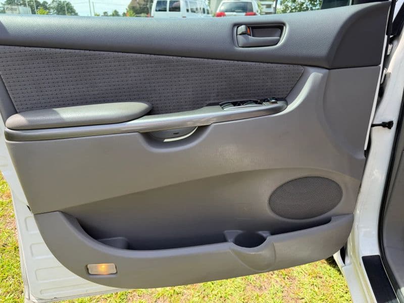 2006 Toyota Sienna LE Minivan 4D — photo 11 of 25