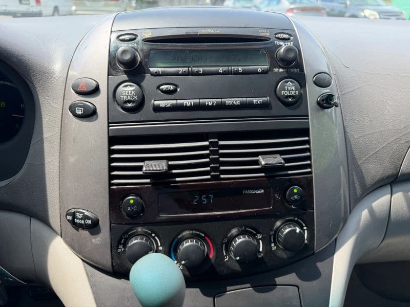 2006 Toyota Sienna LE Minivan 4D — photo 20 of 25