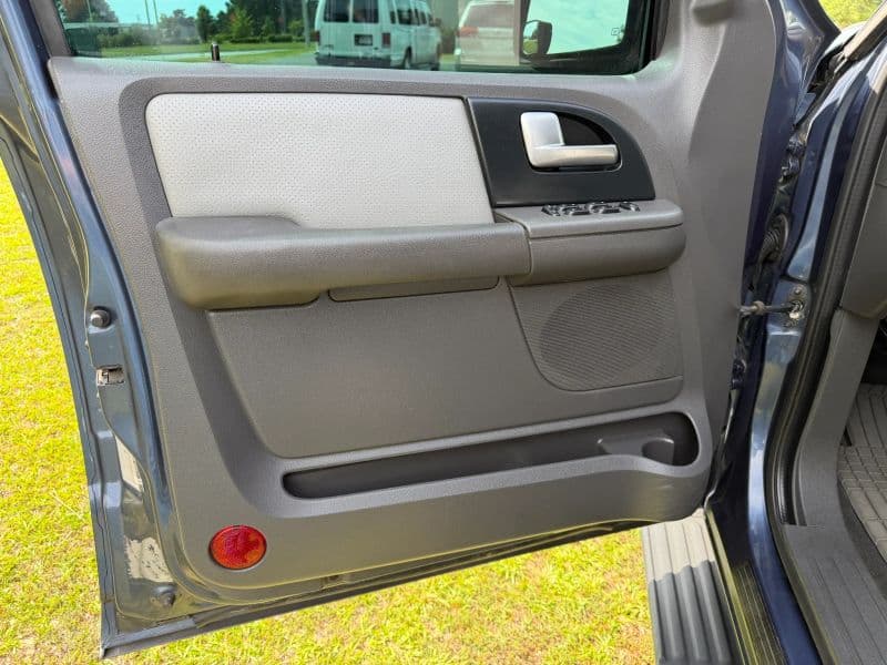 2003 Ford Expedition XLT Sport Utility 4D — photo 12 of 23