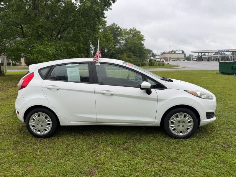 2017 Ford Fiesta SE Hatchback 4D — photo 5 of 24