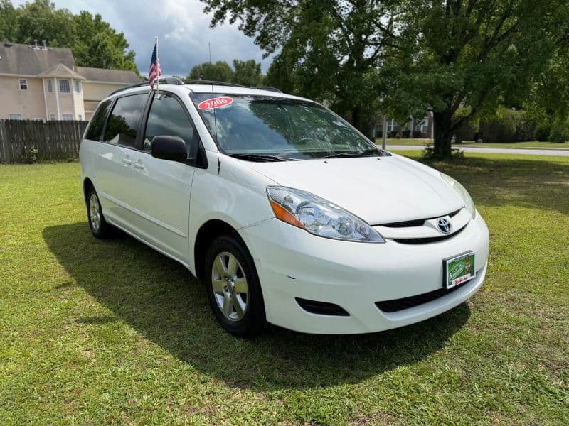2006 Toyota Sienna LE Minivan 4D — photo 4 of 25