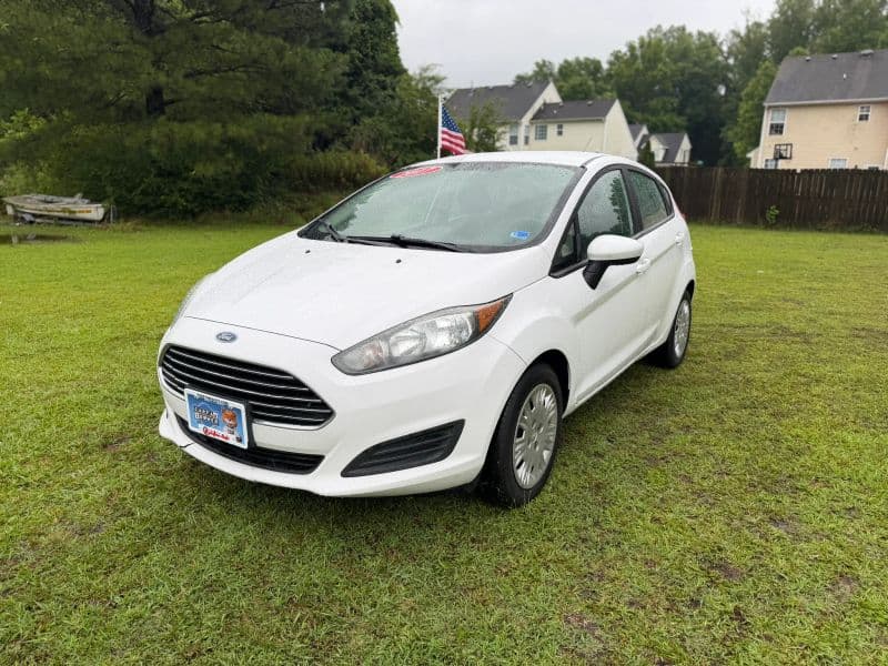 2017 Ford Fiesta SE Hatchback 4D — photo 2 of 24