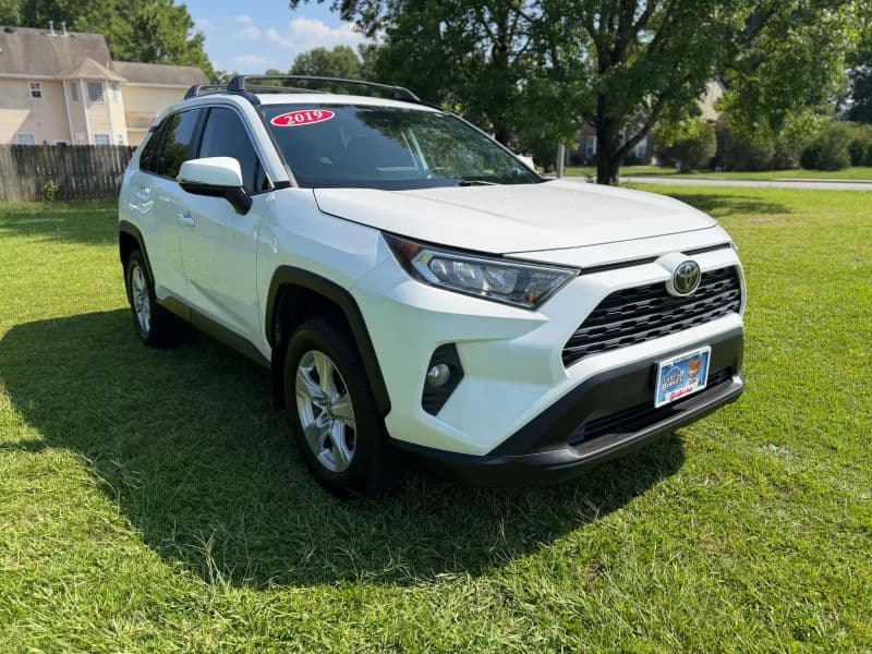 2019 Toyota RAV4 XLE Sport Utility 4D — photo 4 of 29